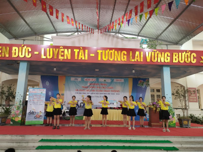 Công ty Hon Da Minh Thương phối hợp cùng liên đội trường tổ chức trao tặng Mũ bảo hiểm cho học sinh khối 1, 2